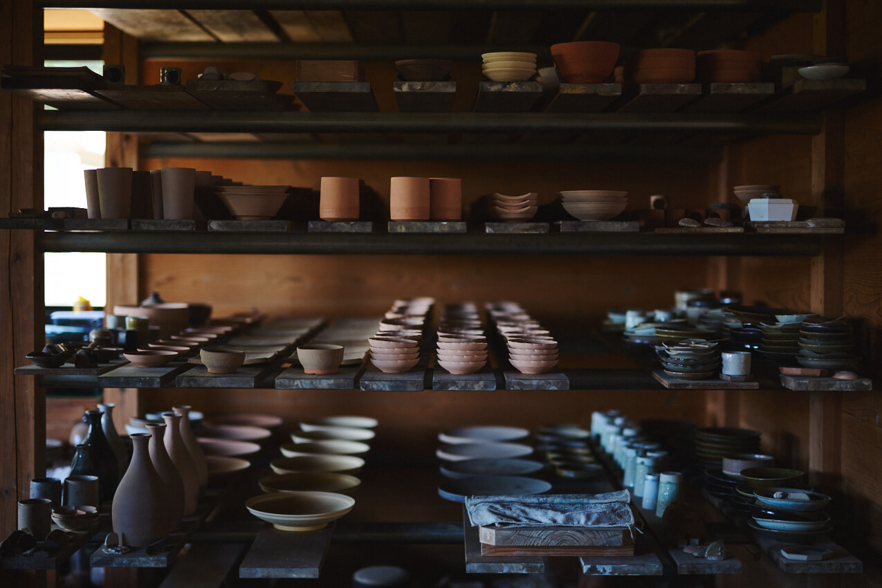 佐賀県 「健太郎窯」乾燥中の焼き物 | SUBARU グランドツーリングNIPPON