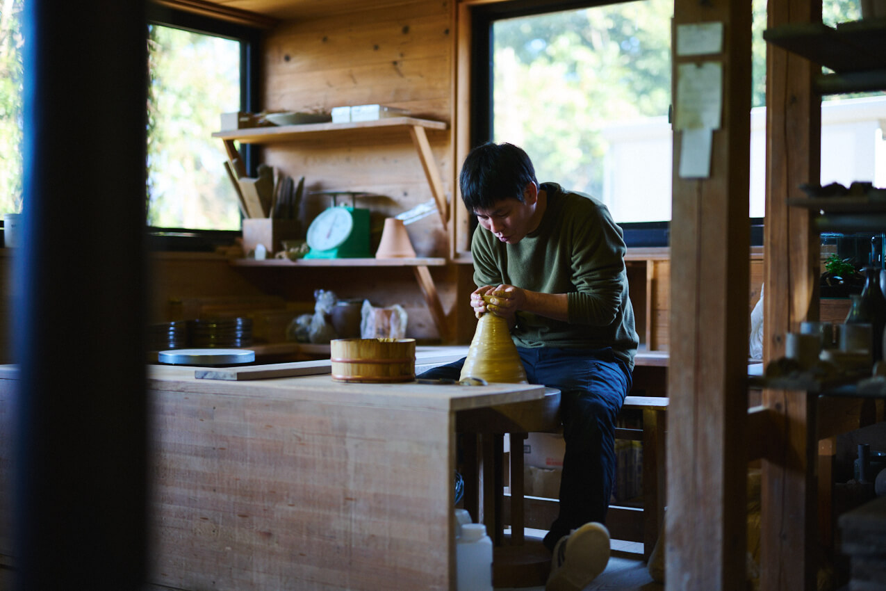 佐賀県 「健太郎窯」ろくろで成形をする代表の村山健太郎氏 | SUBARU グランドツーリングNIPPON