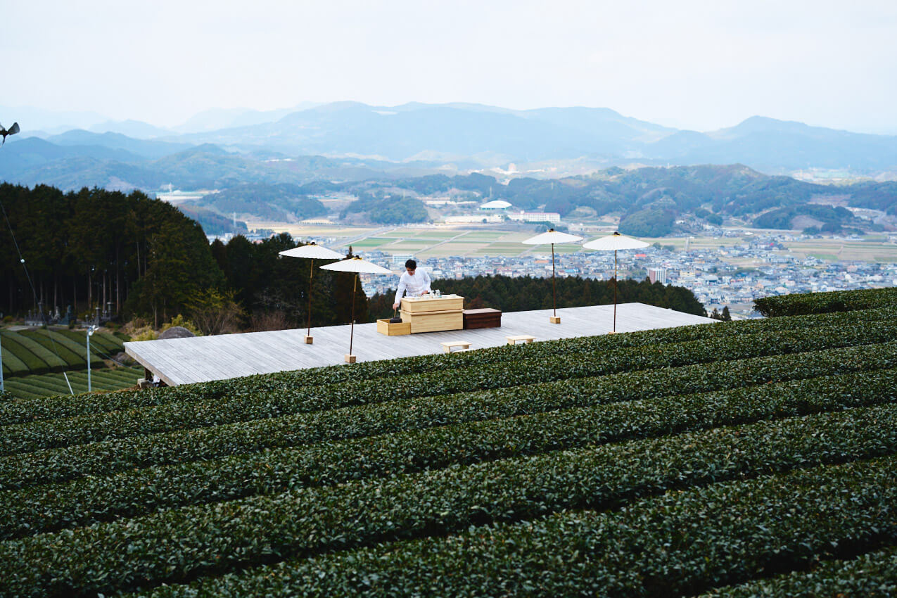 佐賀県 「天茶台」茶畑と茶塔で作業する「きたの茶園」の北野秀一氏 | SUBARU グランドツーリングNIPPON