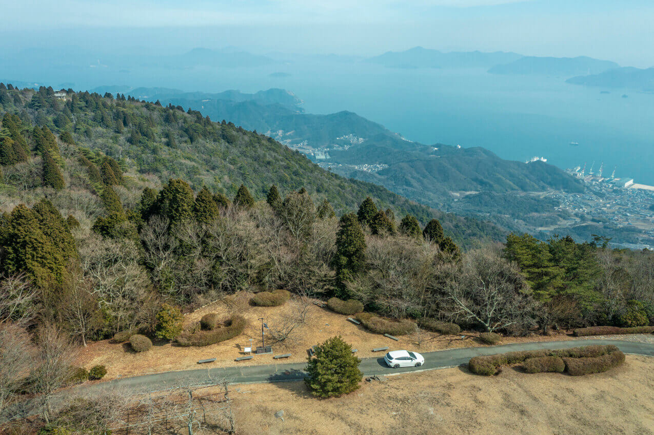 広島県 「野呂山」の山道を走るレヴォーグと瀬戸内海 | SUBARU グランドツーリングNIPPON