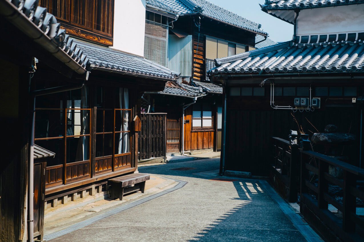 広島県 「大崎下島」御手洗地区の伝統的建造物が建ち並ぶ街並み | SUBARU グランドツーリングNIPPON