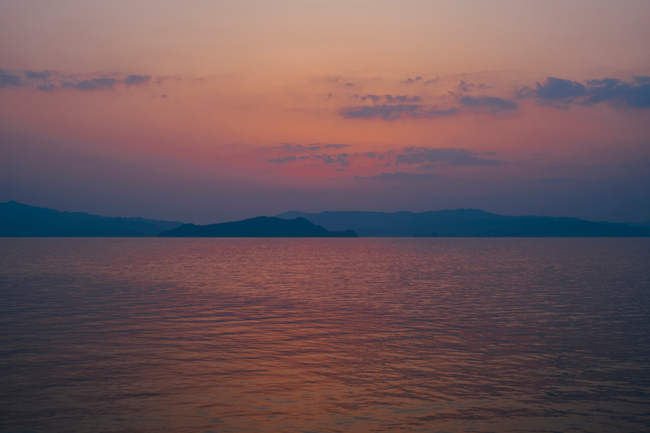 広島県 瀬戸内海の夕日に佇むレヴォーグ(クリスタルホワイトパール) | SUBARU グランドツーリングNIPPON