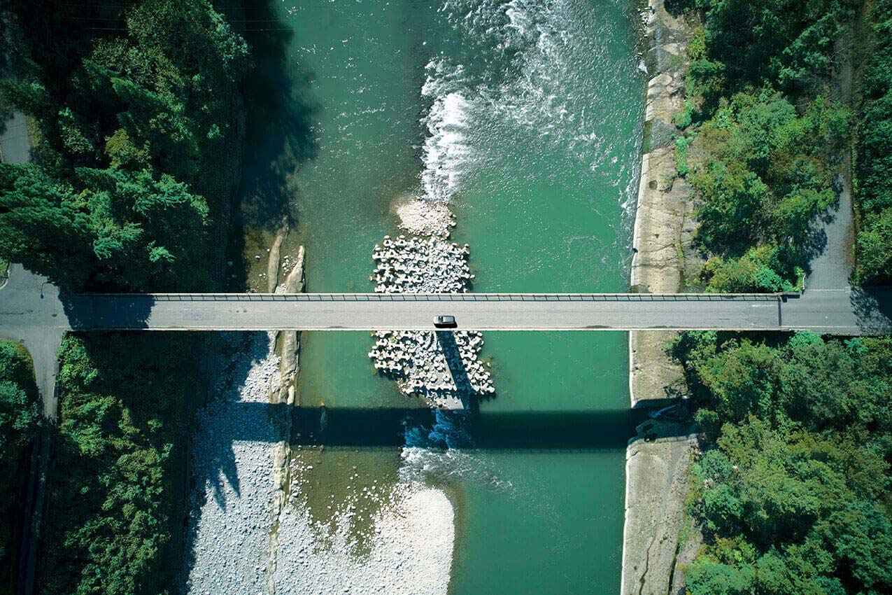 新潟県 十日町市の橋を渡るレヴォーグ（アイスシルバーメタリック） | SUBARU グランドツーリングNIPPON