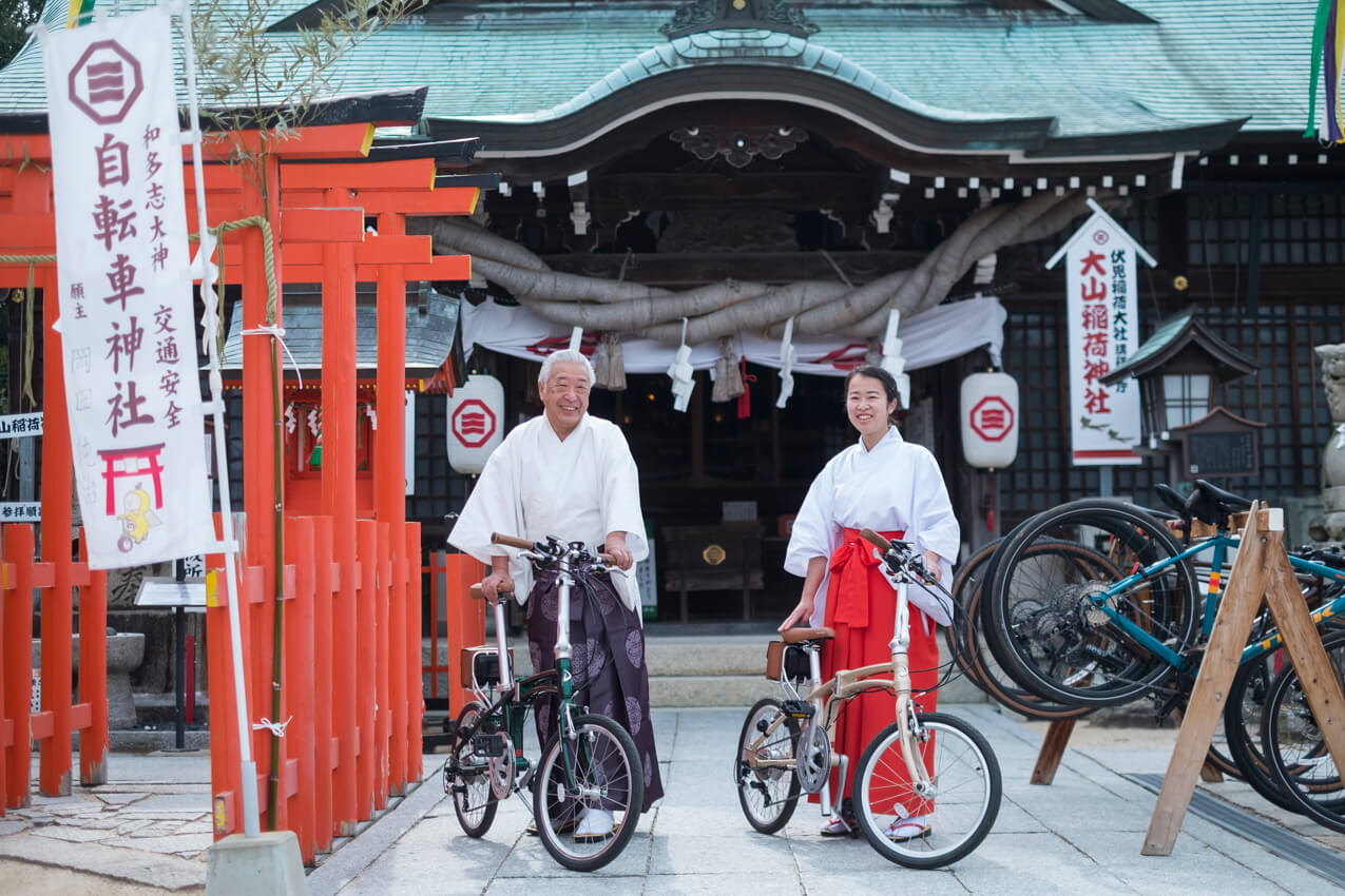 広島県 因島「自転車神社」の宮司 巻幡俊氏と巫女さん | SUBARU グランドツーリングNIPPON