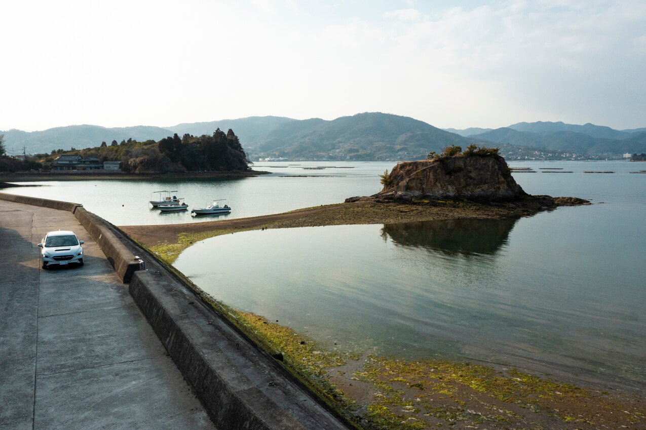 広島県大芝島のガードレールのない港沿いを走るレヴォーグ | SUBARU グランドツーリングNIPPON
