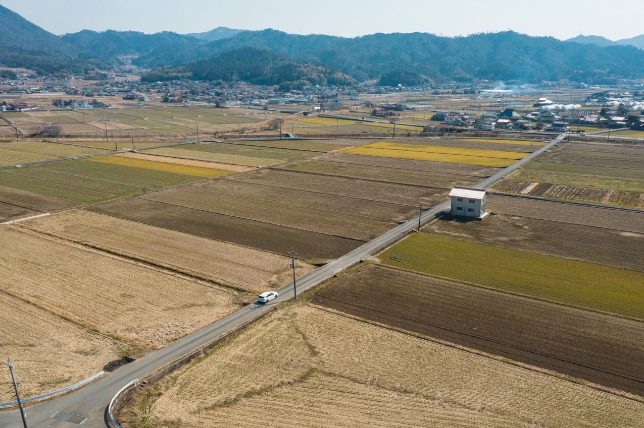 広島県 東広島市の田畑を走るレヴォーグ | SUBARU グランドツーリングNIPPON