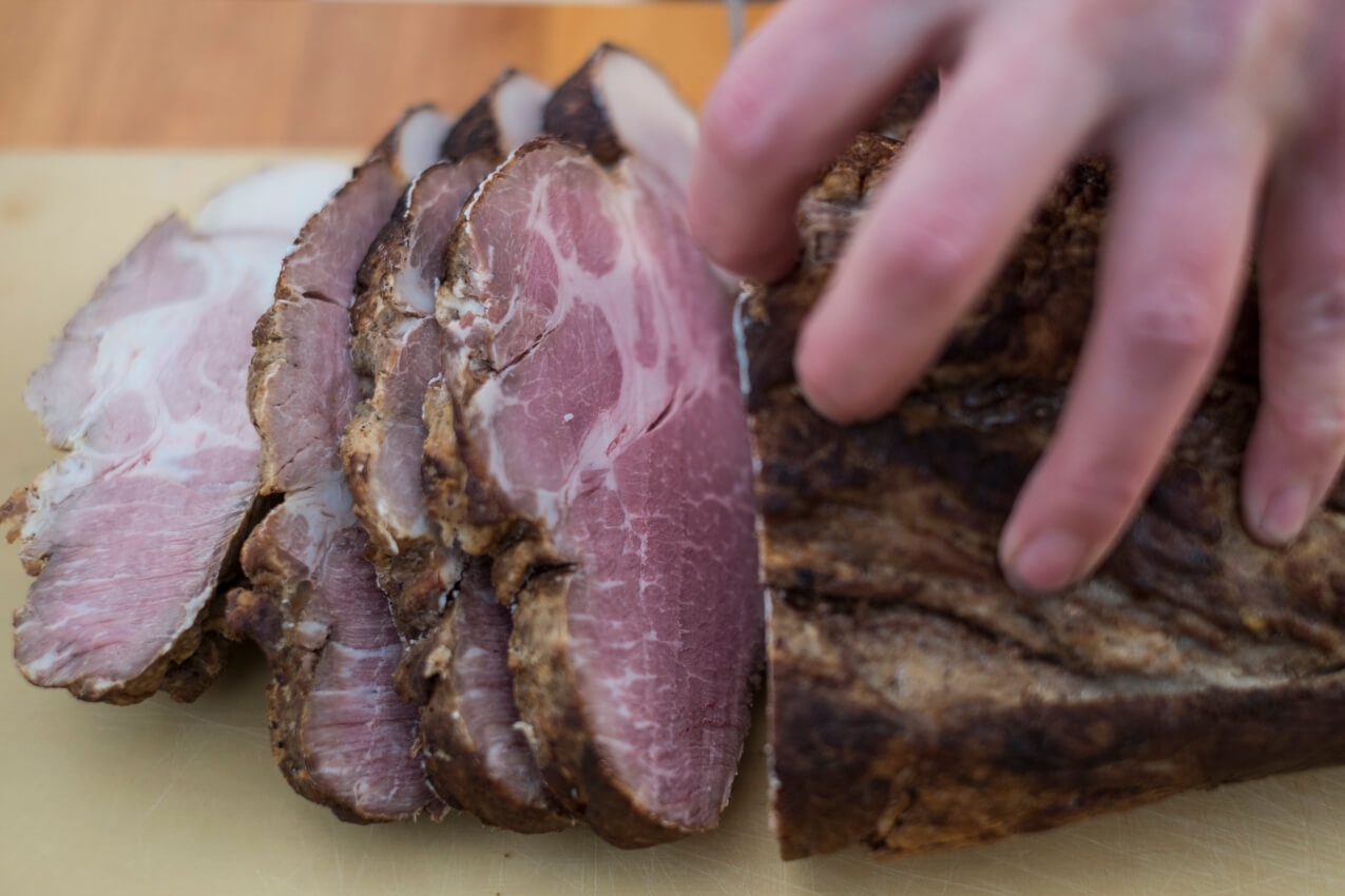 広島県 豚塊肉を切る様子 | SUBARU グランドツーリングNIPPON