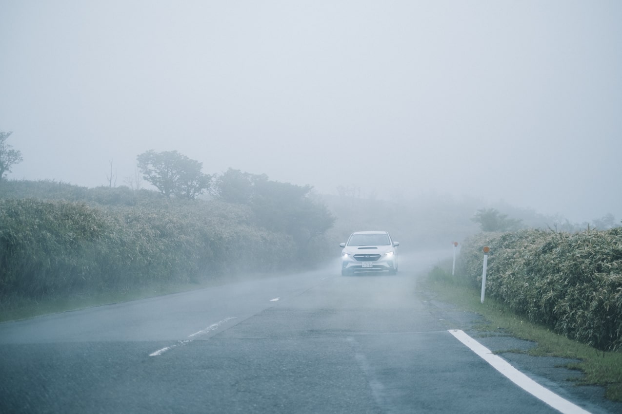 静岡県 雲がかった西伊豆スカイラインを走るレヴォーグ（セラミックホワイト） | SUBARU グランドツーリングNIPPON
