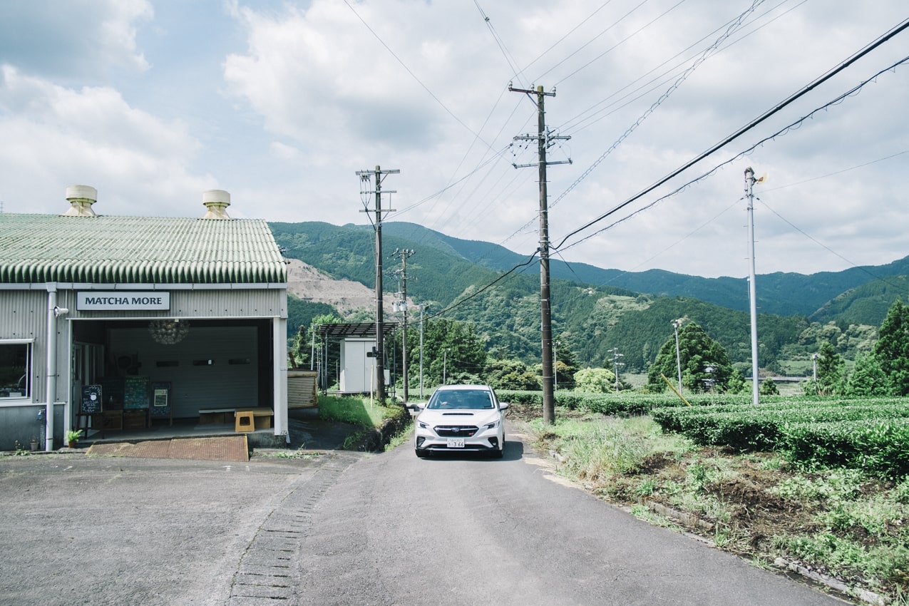 静岡県 MATCHA MOREの側を走るレヴォーグ（セラミックホワイト） | SUBARU グランドツーリングNIPPON