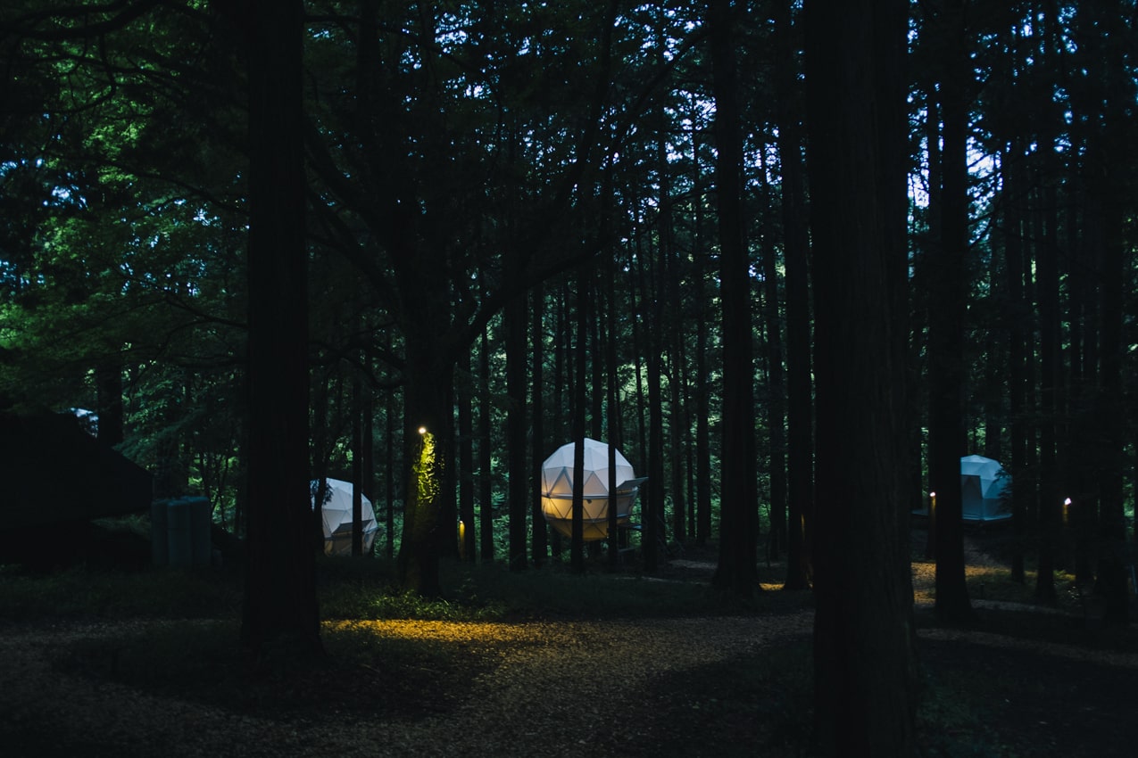 静岡県 夕暮れ時のINN THE PARK ドーム型テント 外観 | SUBARU グランドツーリングNIPPON