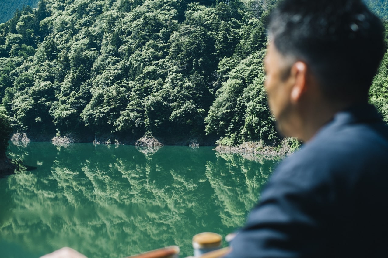 静岡県 接岨湖を眺める小田庸介氏 | SUBARU グランドツーリングNIPPON