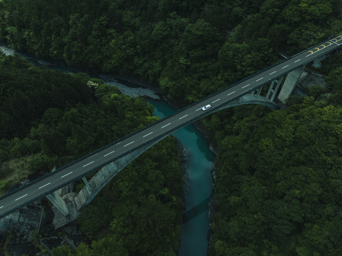 静岡県 森と山と水に囲まれる奥大井に掛かる橋を駆け抜けるレヴォーグ | SUBARU グランドツーリングNIPPON