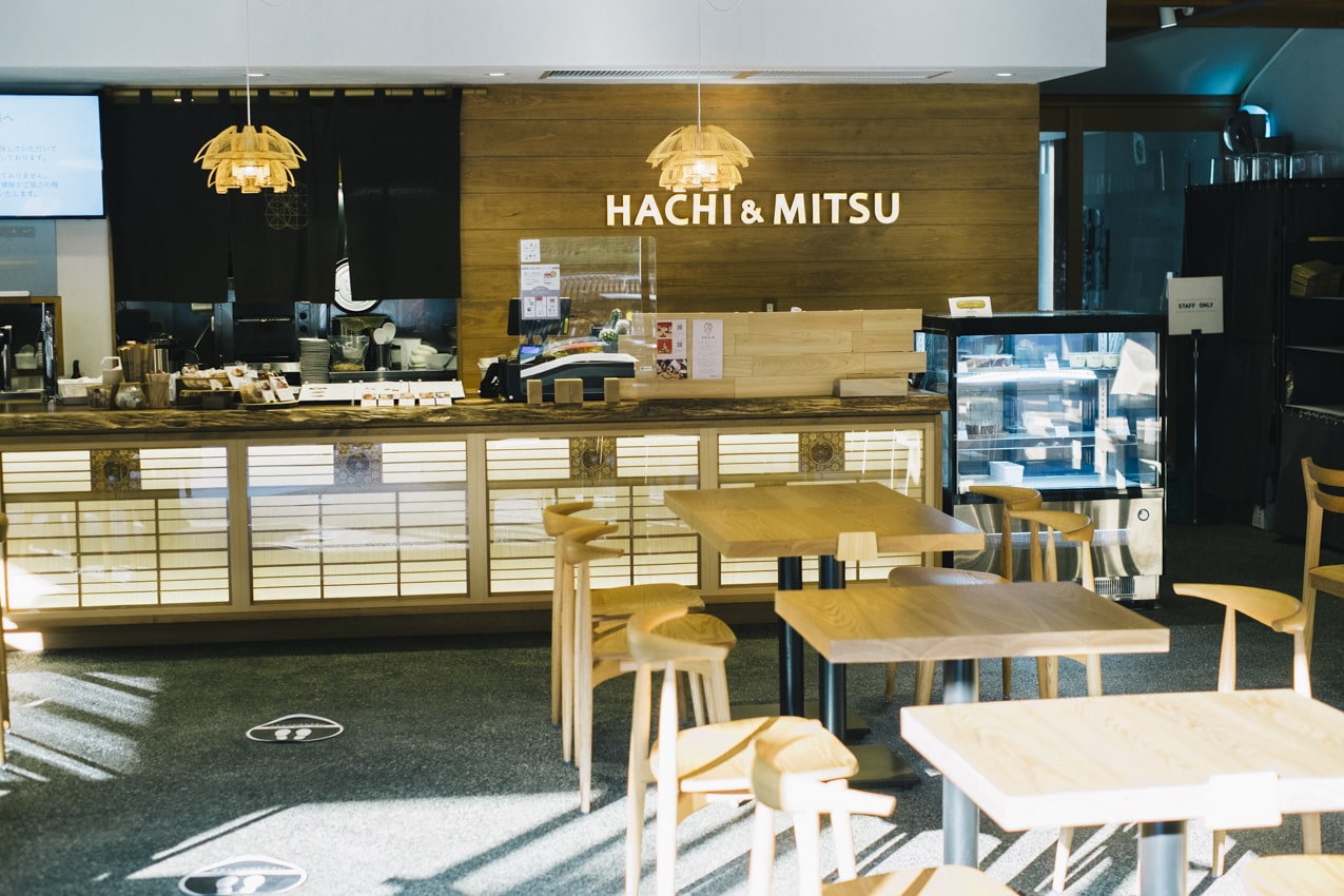 静岡県 「駿河の工房 匠宿」の館内にあるカフェ「HACHI&MITSU」内観 | SUBARU グランドツーリングNIPPON