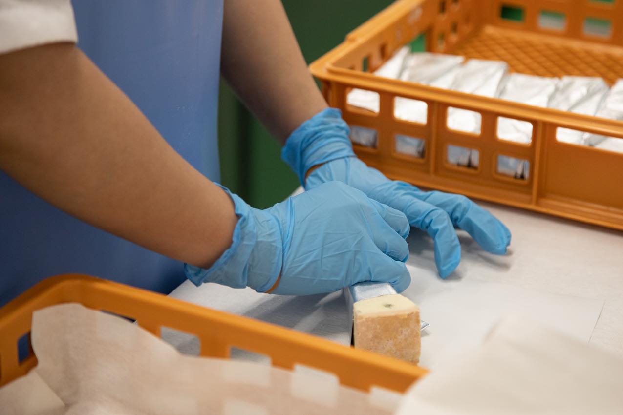 北海道 ニセコチーズ工房 チーズをアルミホイルに包む様子| SUBARU グランドツーリングNIPPON
