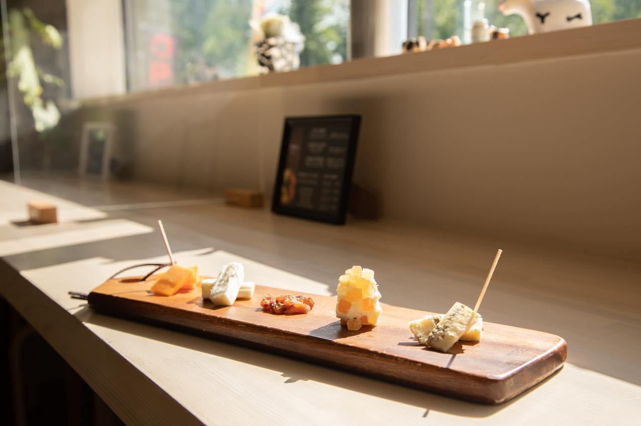 北海道 ニセコチーズ工房のイートイン用チーズプレート | SUBARU グランドツーリングNIPPON