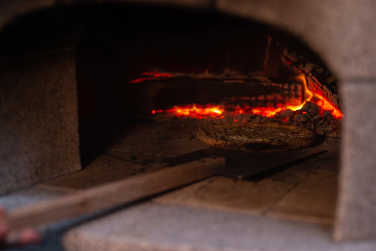 北海道 Tree Shell Nisekoのピザ窯でピザを焼く様子 | SUBARU グランドツーリングNIPPON