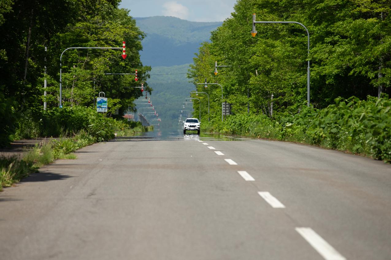 北海道 ニセコの一直線の道を走るレヴォーグ | SUBARU グランドツーリングNIPPON