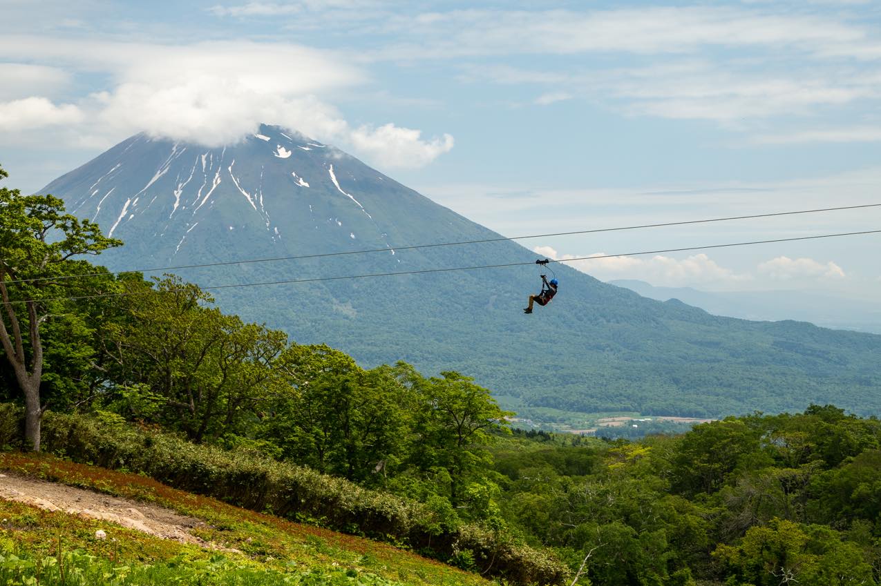 北海道 羊蹄山を一望しながら「HANAZONOジップワールド」のジップラインを下る様子 | SUBARU グランドツーリングNIPPON