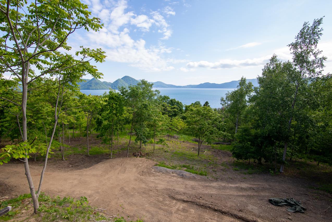 北海道 洞爺湖が一望できる洞爺湖畔の斜面 | SUBARU グランドツーリングNIPPON