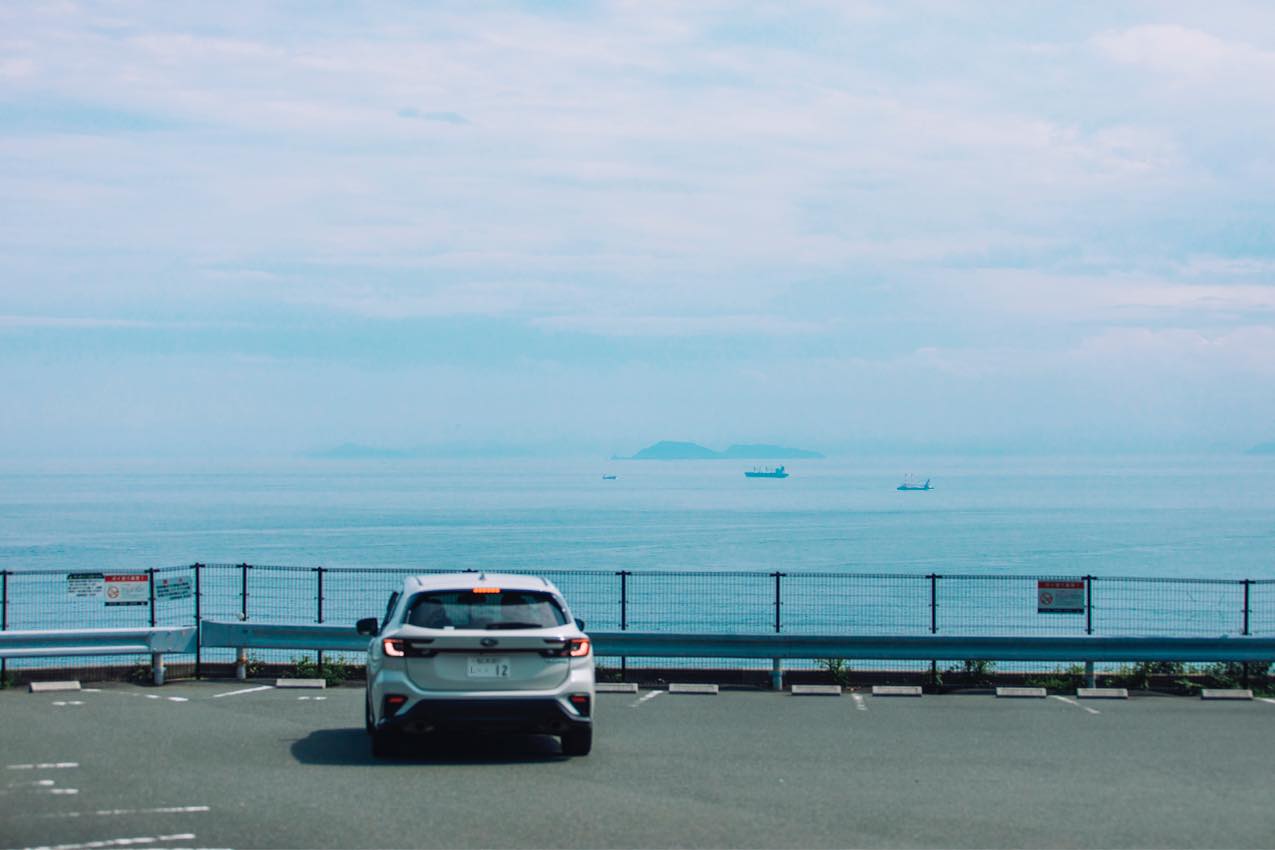 愛媛県 佐田岬の駐車場から見える瀬戸内海とレヴォーグ | SUBARU グランドツーリングNIPPON