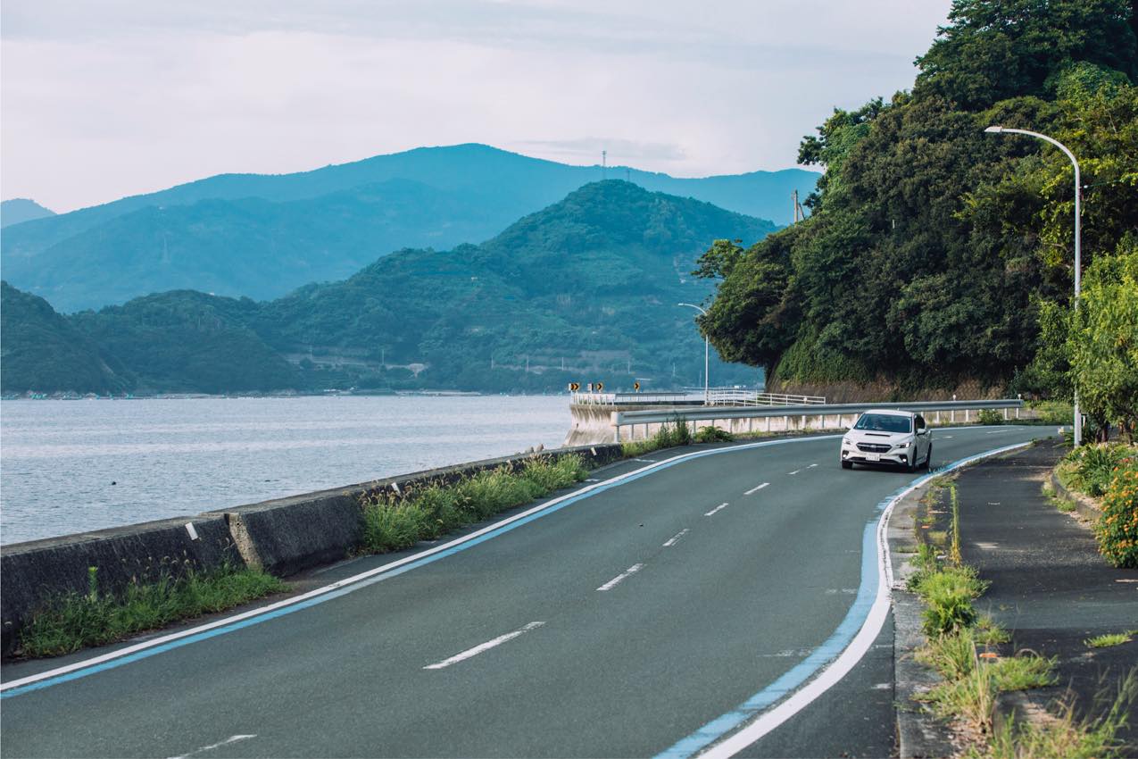 愛媛県 瀬戸内海沿いを走るレヴォーグ（クリスタルホワイト・パール） | SUBARU グランドツーリングNIPPON