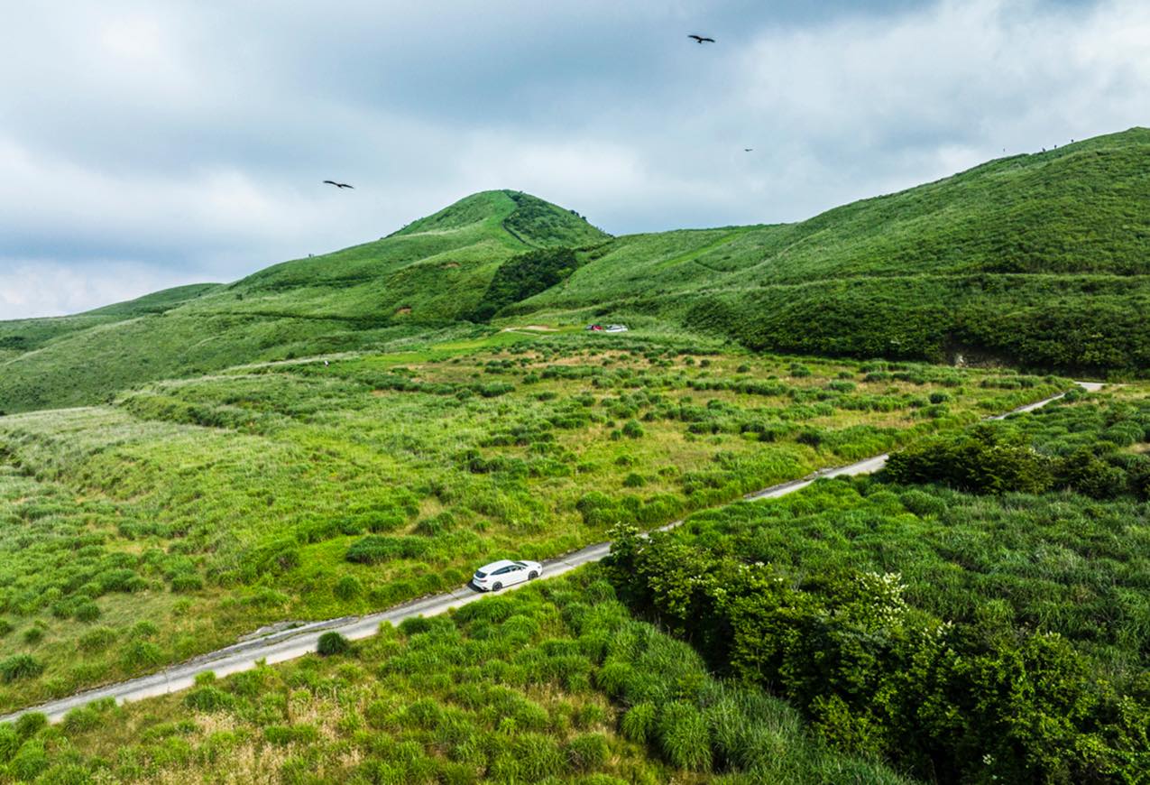 愛媛県 塩塚高原の山道を走るレヴォーグ | SUBARU グランドツーリングNIPPON