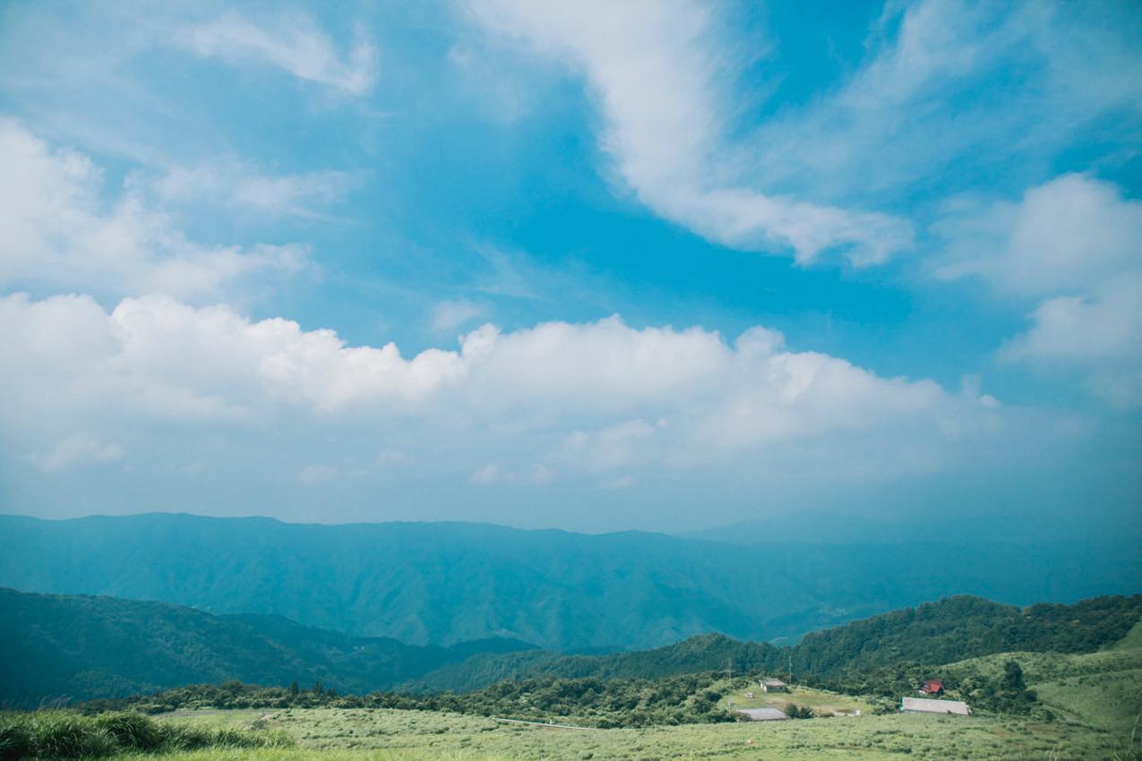 愛媛県 塩塚高原から見渡す広大な山々の景色 | SUBARU グランドツーリングNIPPON