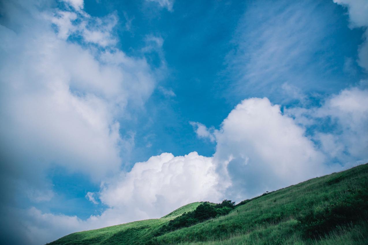 愛媛県 塩塚高原から見た青空 | SUBARU グランドツーリングNIPPON