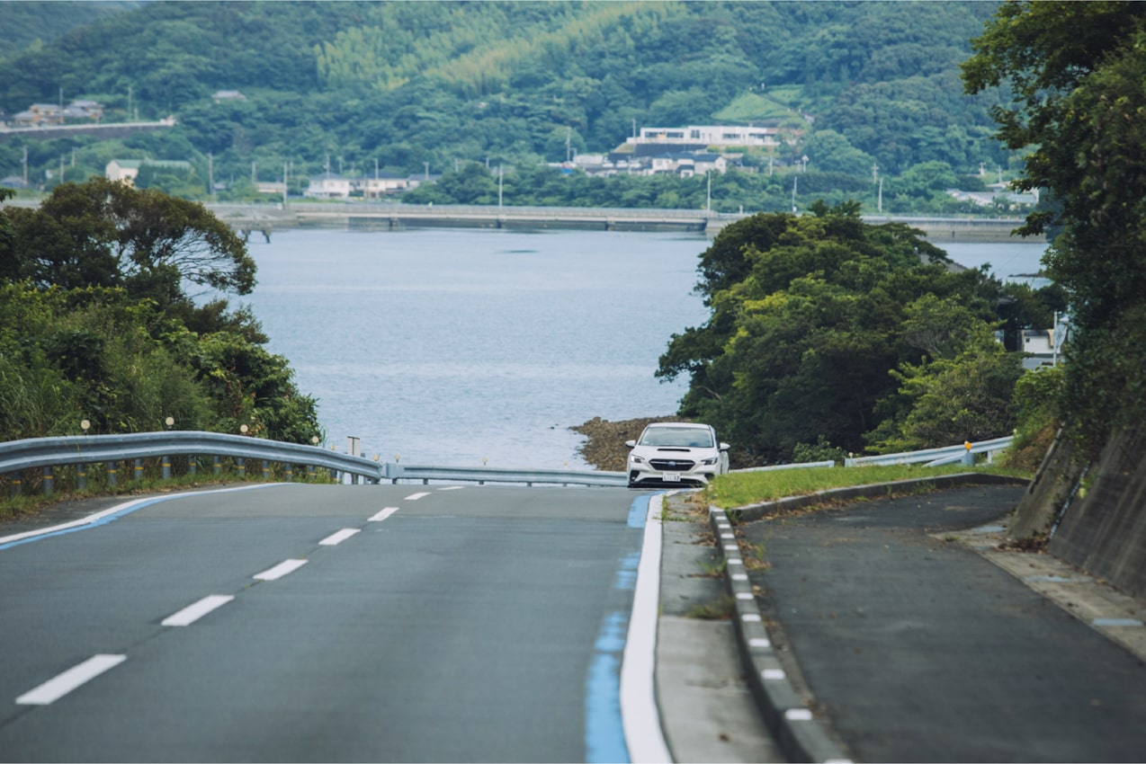 愛媛県 海沿いの山道を走るレヴォーグ | SUBARU グランドツーリングNIPPON