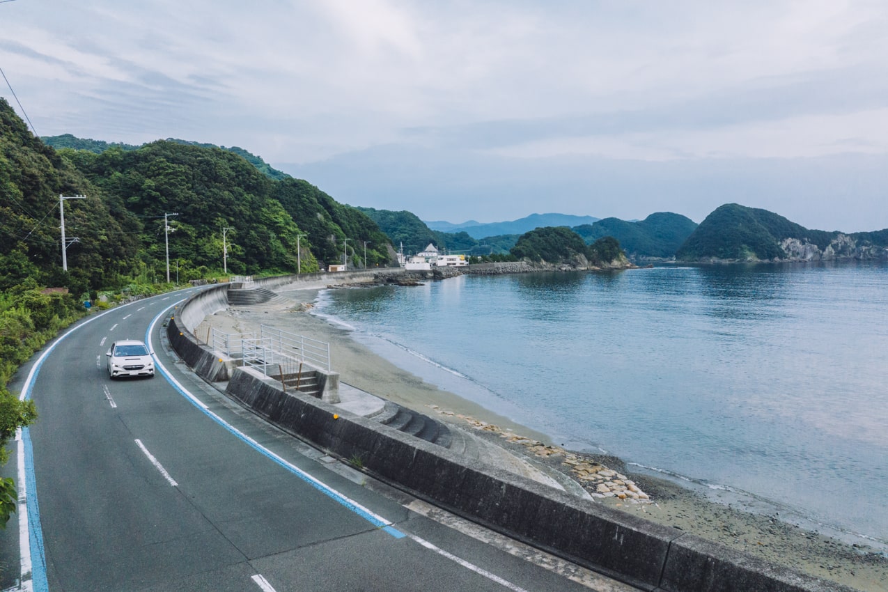 愛媛県 愛南町の海沿いを走るレヴォーグ | SUBARU グランドツーリングNIPPON