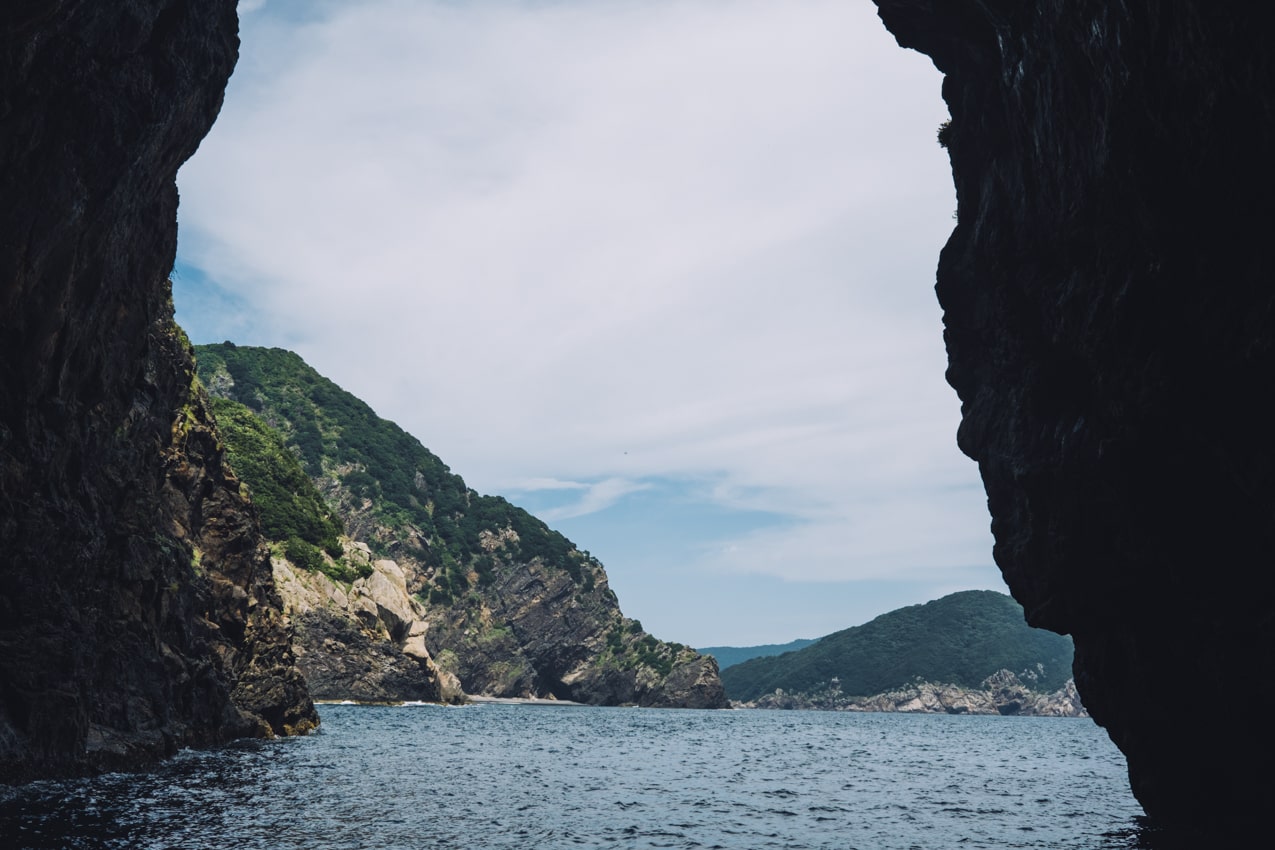 愛媛県 岩間から見える青空 | SUBARU グランドツーリングNIPPON