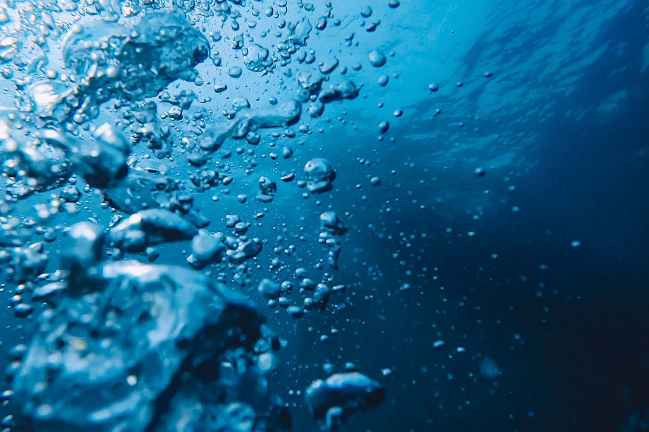 愛媛県 海に浮かぶ気泡 | SUBARU グランドツーリングNIPPON