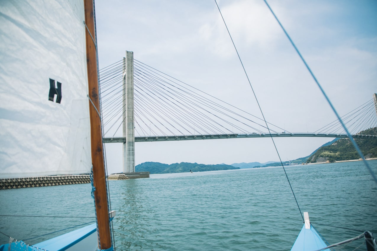 愛媛県 カタマランヨットから見た瀬戸内海と架かる橋 | SUBARU グランドツーリングNIPPON