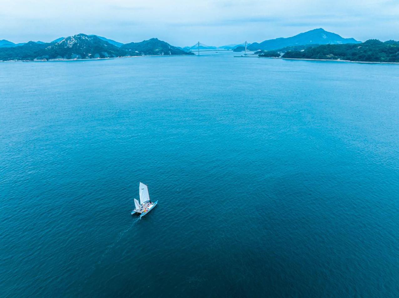 愛媛県 上空から見た瀬戸内海に浮かぶヨット | SUBARU グランドツーリングNIPPON