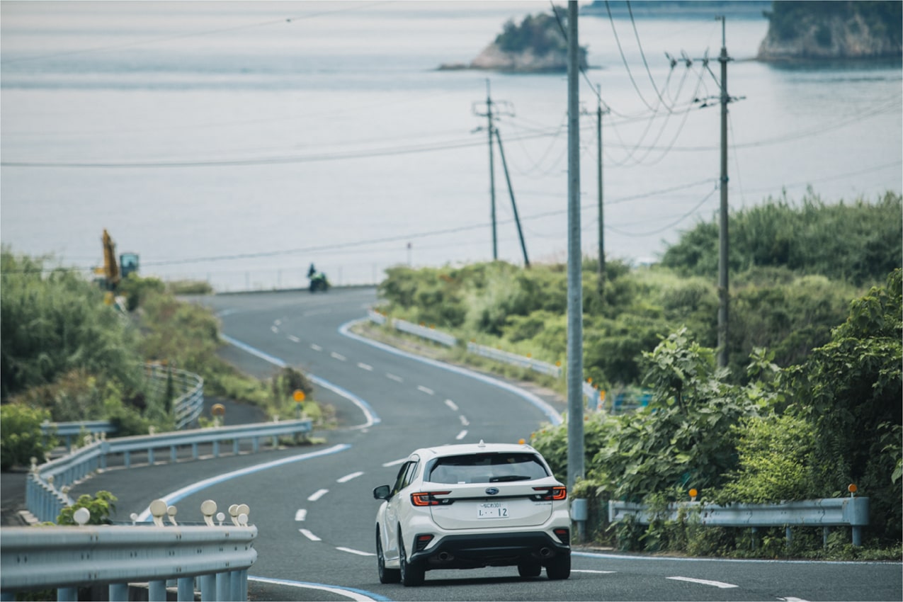 愛媛県 大三島 海沿いを走るレヴォーグ | SUBARU グランドツーリングNIPPON