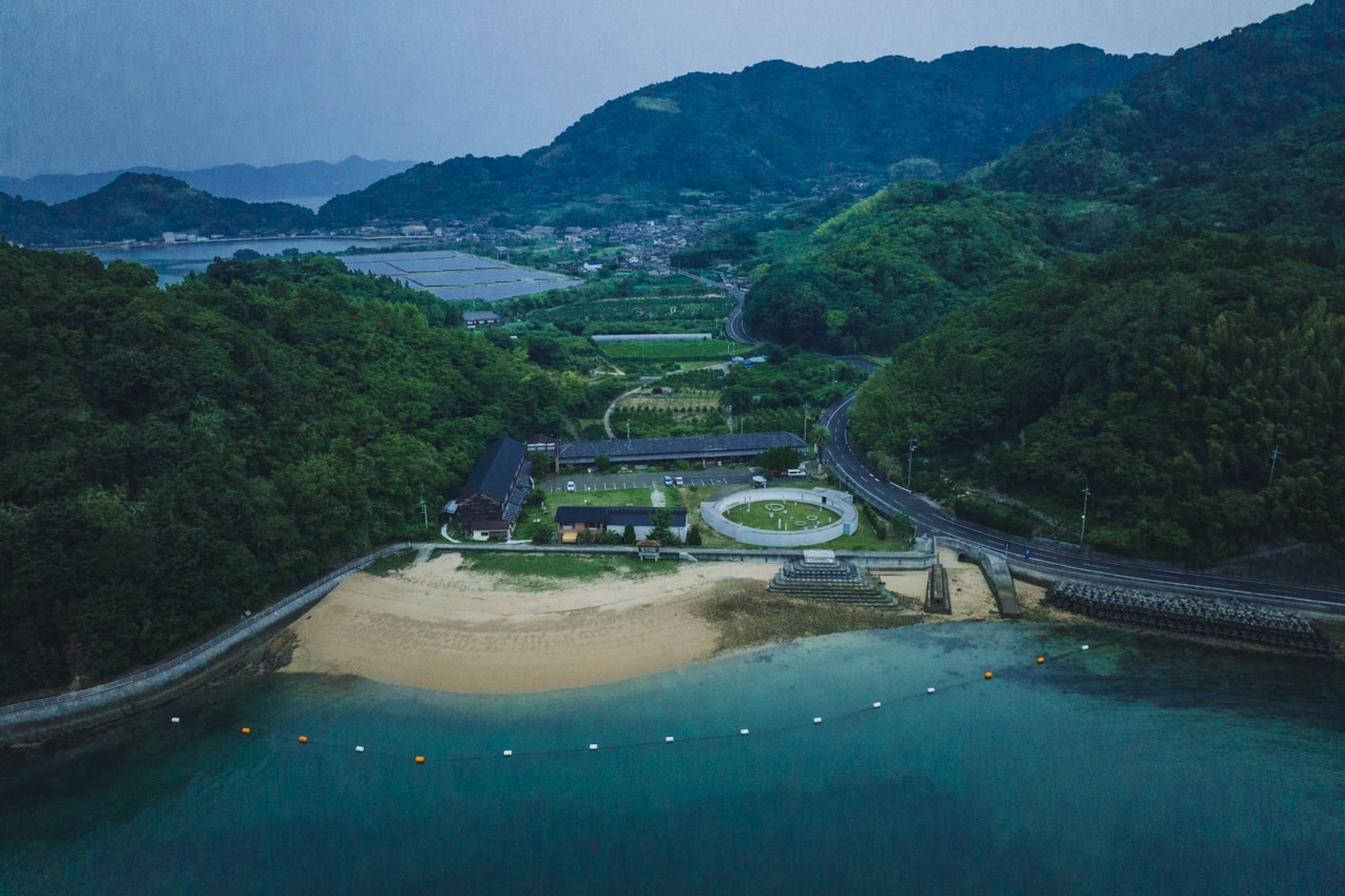 愛媛県 上空から見た「大三島 憩の家」と浜 | SUBARU グランドツーリングNIPPON
