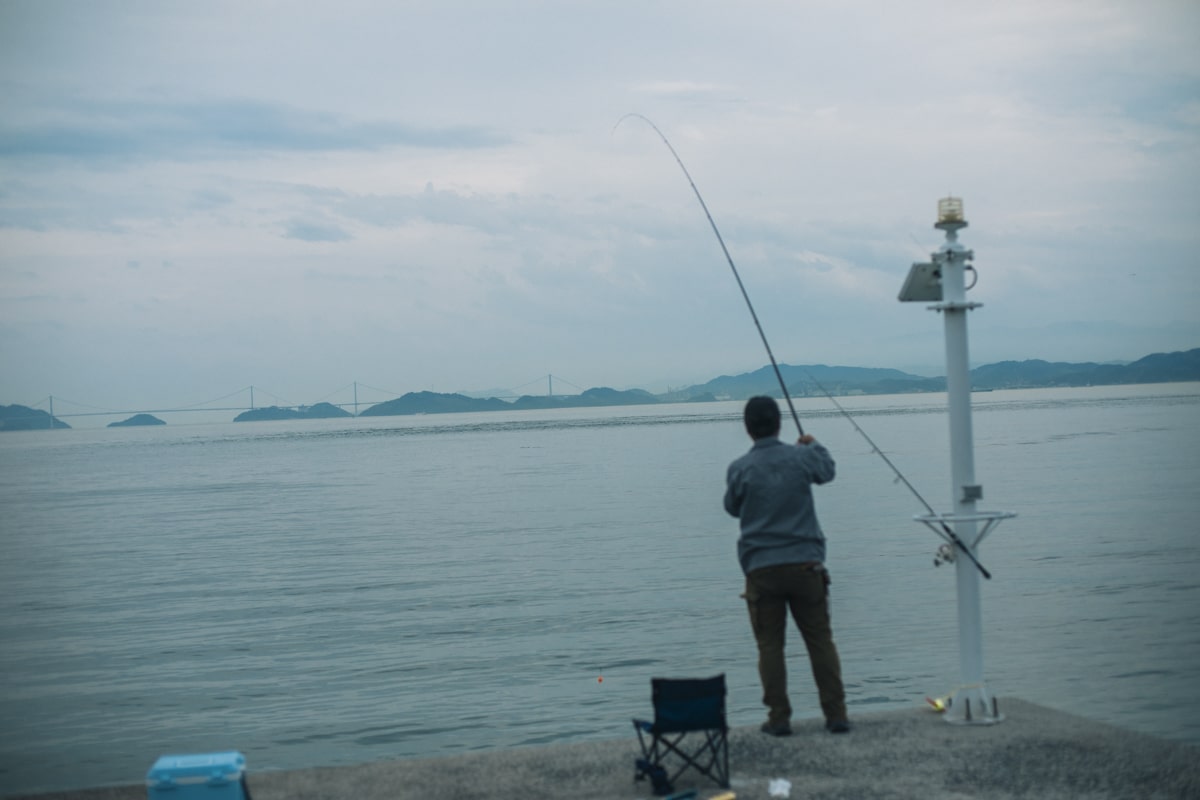 愛媛県 堤防で釣りをする現地の方 | SUBARU グランドツーリングNIPPON