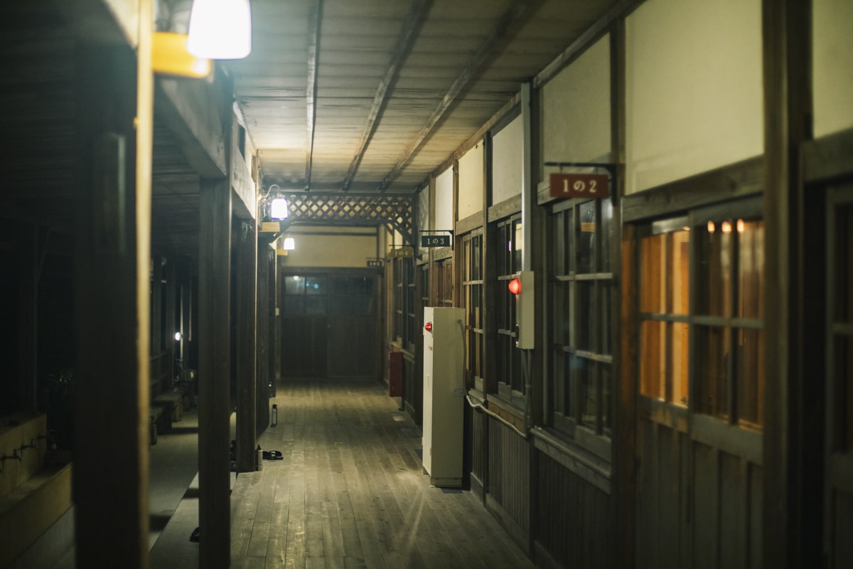 愛媛県 「大三島 憩の家」夜の廊下 | SUBARU グランドツーリングNIPPON