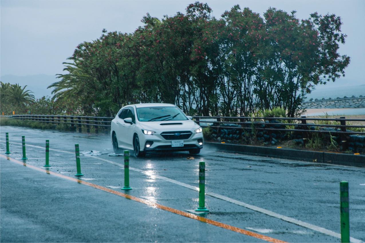 愛媛県 雨の国道196号線を走るレヴォーグ | SUBARU グランドツーリングNIPPON