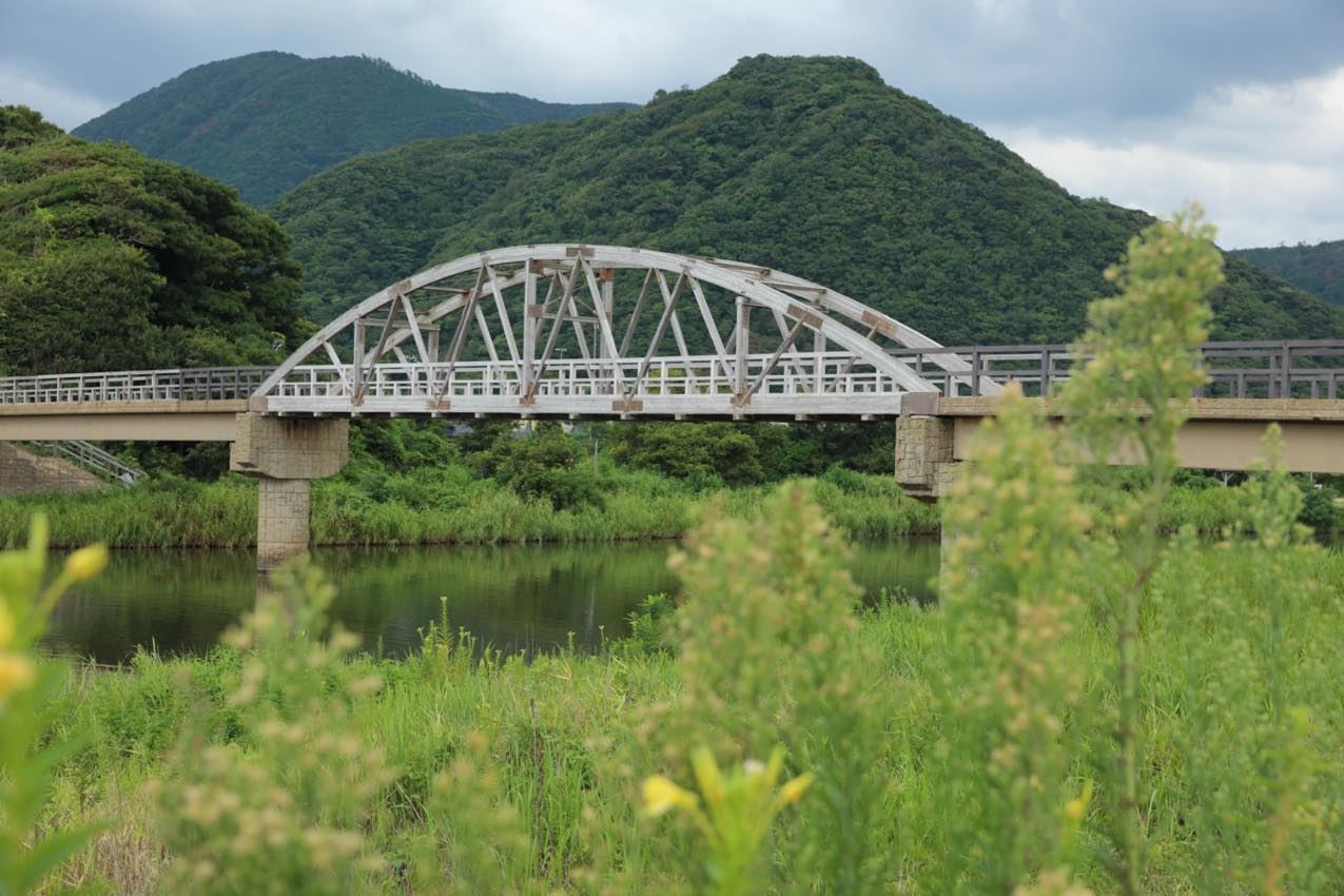 京都府 立岩のすぐ横にある木製の橋「てんきてんき橋」 ｜ SUBARU グランドツーリングNIPPON | SUBARU | レヴォーグ