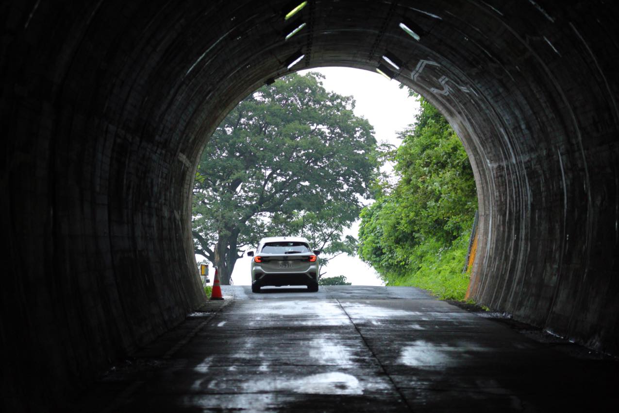 京都府 丹後半島のトンネルを抜けるレヴォーグ｜ SUBARU グランドツーリングNIPPON | SUBARU | レヴォーグ