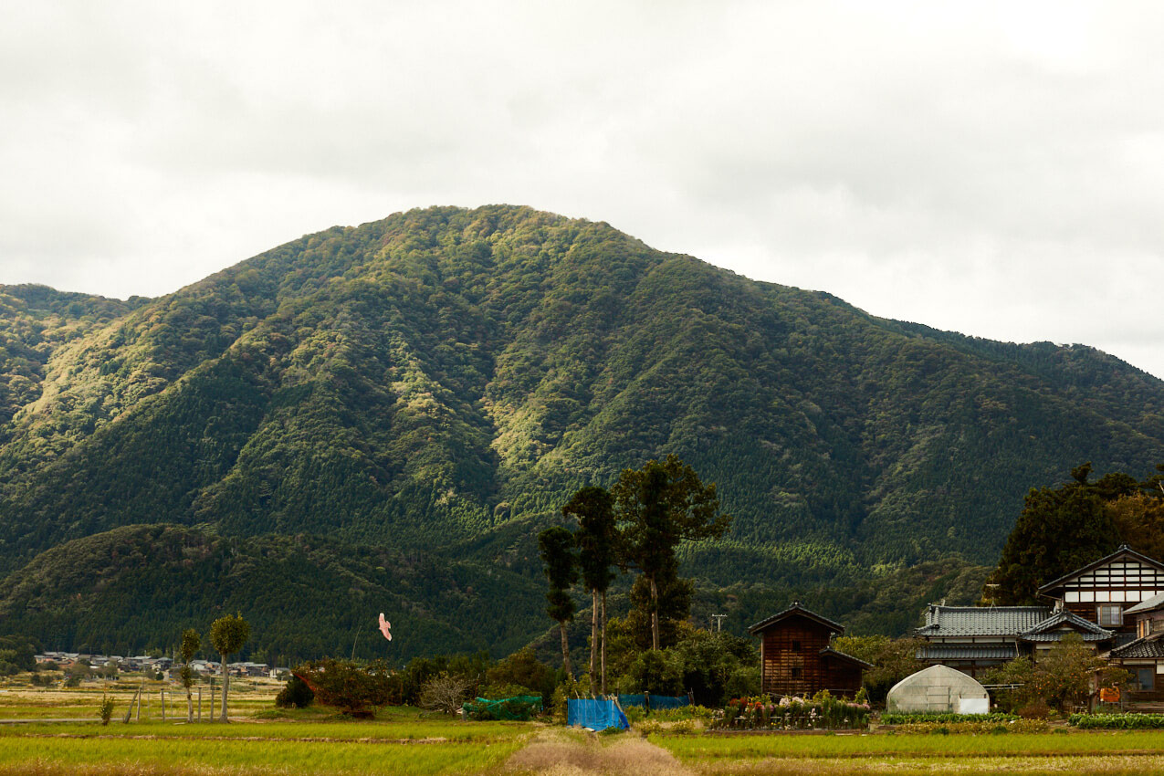 新潟県 Restaurant UOZENまでの道のりで望む弥彦山 | SUBARU グランドツーリングNIPPON
