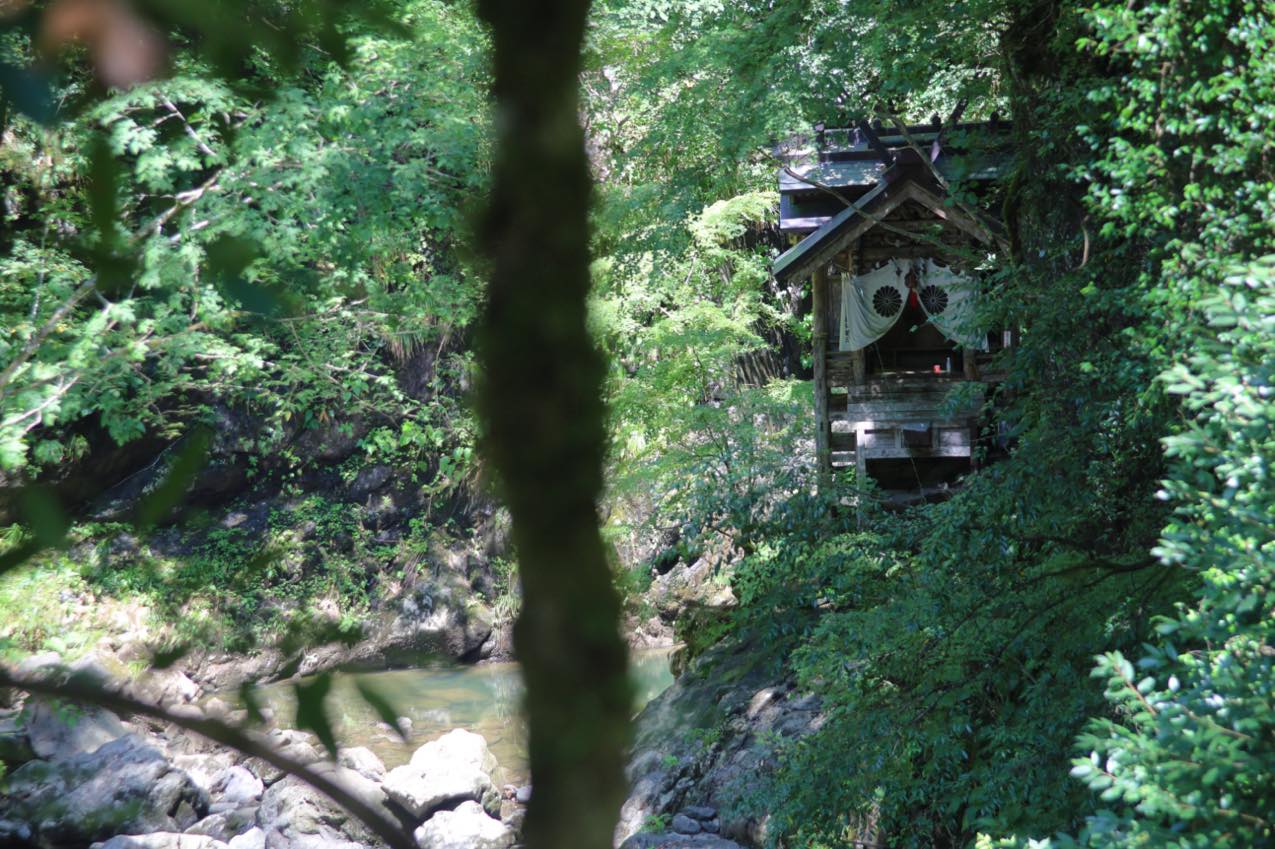京都府 清流と木々の間から見える『天岩戸神社』 ｜ SUBARU グランドツーリングNIPPON | SUBARU | レヴォーグ