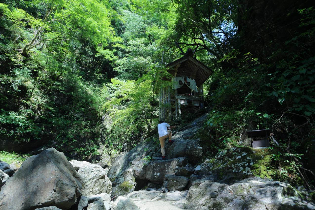 京都府 急峻な岩の上にある『天岩戸神社』と参拝しようと岩登りをする人 ｜ SUBARU グランドツーリングNIPPON | SUBARU | レヴォーグ