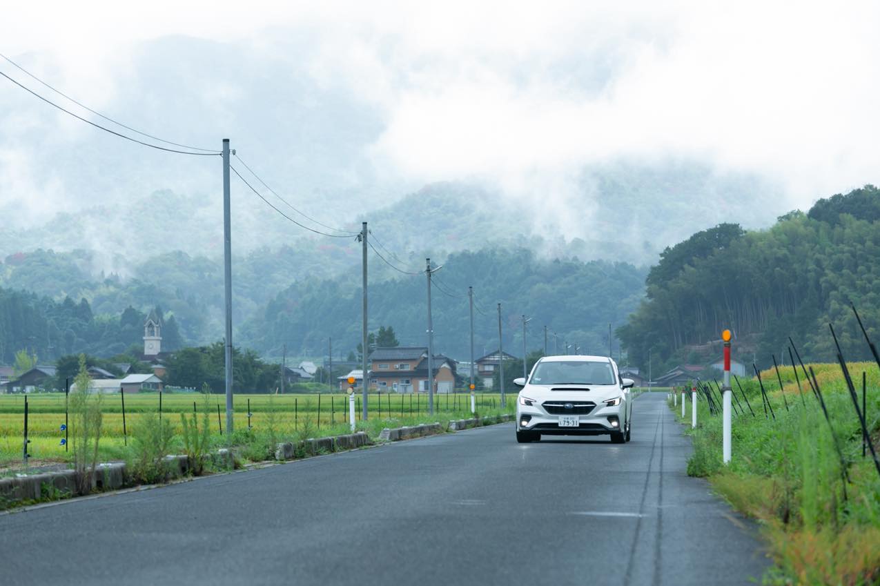 京都府 深い霧に包まれた山の麓を走るレヴォーグ | SUBARU グランドツーリングNIPPON | SUBARU | レヴォーグ