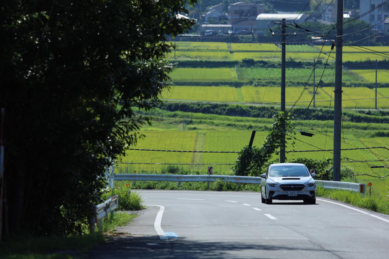 京都府 京丹波の田園のそばを走るレヴォーグ | SUBARU グランドツーリングNIPPON | SUBARU | レヴォーグ