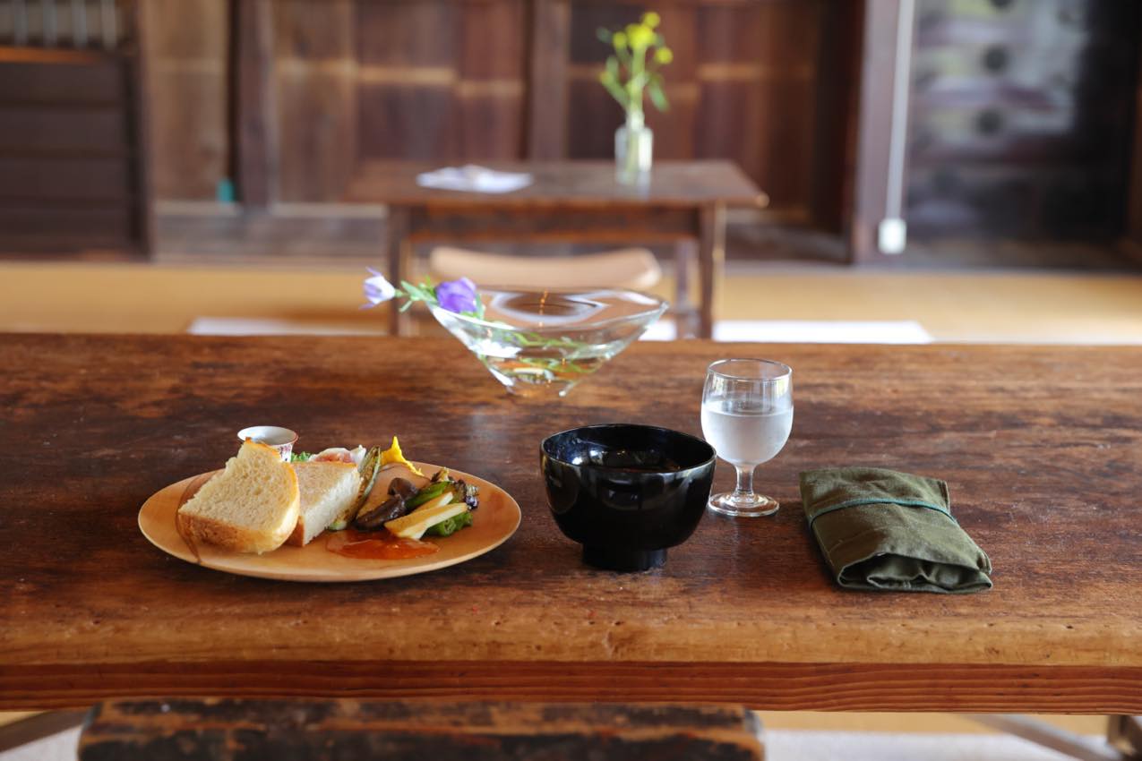 京都府 『2番目のテーブル』トーストしたカンパーニュと新鮮野菜のプレート | SUBARU グランドツーリングNIPPON | SUBARU | レヴォーグ
