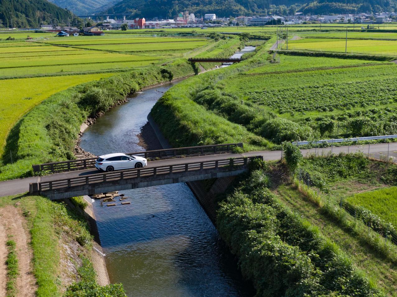 京都府 京丹波の川にかかる橋を渡るレヴォーグ | SUBARU グランドツーリングNIPPON | SUBARU | レヴォーグ