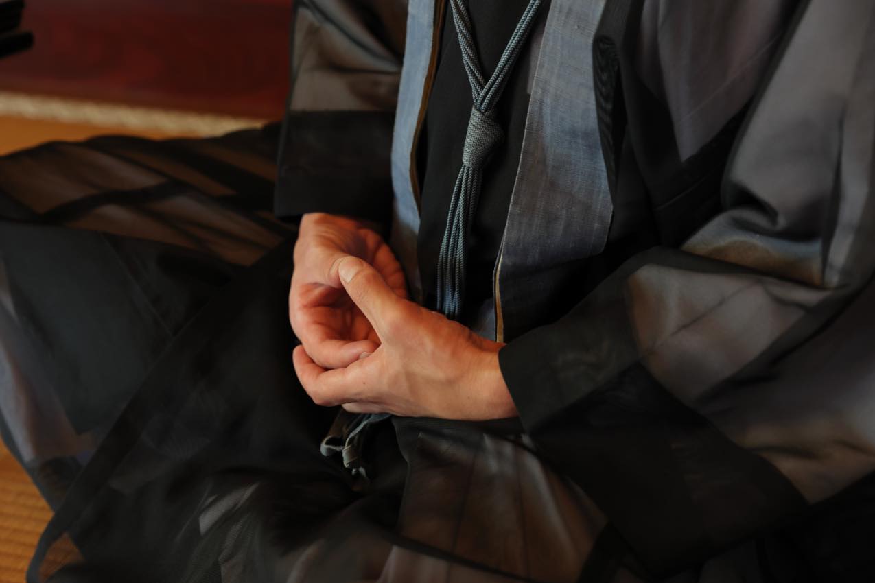 京都府 成相寺 瞑想する手元 | SUBARU グランドツーリングNIPPON | SUBARU | レヴォーグ