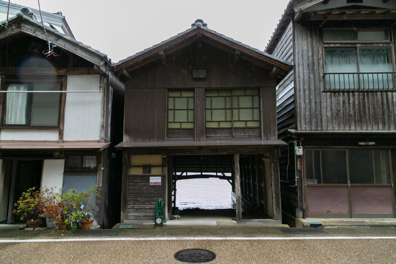 京都府 伊根町 舟屋造りの家屋と奥に見える海 | SUBARU グランドツーリングNIPPON | SUBARU | レヴォーグ